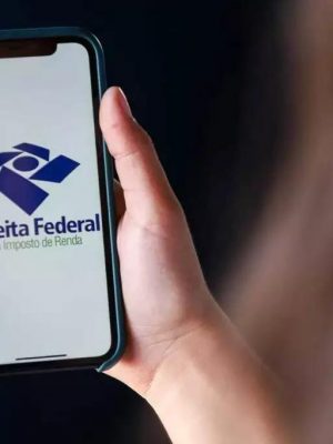 Cerca de 280 mil contribuintes que caíram na malha fina e regularizaram as pendências com o Fisco podem saber se receberão restituição. Às 10h desta quarta-feira (23), a Receita Federal libera a consulta ao lote de abril, que também contempla restituições residuais de anos anteriores. Ao todo, 279.500 contribuintes receberão R$ 339,63 milhões. Desse total, R$ 180,27 milhões irão para pessoas com prioridade no reembolso. Em relação à lista de prioridades, a maior parte, 204.798 contribuintes, informou a chave Pix do tipo Cadastro de Pessoas Físicas (CPF) na declaração do Imposto de Renda ou usou a declaração pré-preenchida. Desde 2023, a informação da chave Pix dá prioridade no recebimento. Em segundo, há 25.283 contribuintes entre 60 e 79 anos. Em terceiro, vêm 9.502 pessoas cuja maior fonte de renda seja o magistério. O restante dos contribuintes prioritários é formado por 4.284 idosos acima de 80 anos e 3.820 contribuintes com alguma deficiência física ou mental ou moléstia grave. A lista é concluída com 31.813 que não informaram a chave Pix e não se encaixam em nenhuma das categorias de prioridades legais. A consulta pode ser feita na página da Receita Federal na internet. Basta o contribuinte clicar em “Meu Imposto de Renda” e, em seguida, no botão “Consultar a Restituição”. Também é possível fazer a consulta no aplicativo da Receita Federal para tablets e smartphones. O pagamento será feito em 30 de abril, na conta ou na chave Pix do tipo CPF informada na declaração do Imposto de Renda. Caso o contribuinte não esteja na lista, deverá entrar no Centro Virtual de Atendimento ao Contribuinte (e-CAC). Se verificar uma pendência, pode enviar uma declaração retificadora e esperar os próximos lotes da malha fina. Se, por algum motivo, a restituição não for depositada na conta informada na declaração, como no caso de conta desativada, os valores ficarão disponíveis para resgate por até um ano no Banco do Brasil. Nesse caso, o cidadão poderá agendar o crédito em qualquer conta bancária em seu nome, por meio do Portal BB ou ligando para a Central de Relacionamento do banco, nos telefones 4004-0001 (capitais), 0800-729-0001 (demais localidades) e 0800-729-0088 (telefone especial exclusivo para deficientes auditivos). Caso o contribuinte não resgate o valor de sua restituição depois de um ano, deverá requerer o valor no Portal e-CAC. Ao entrar na página, o cidadão deve acessar o menu “Declarações e Demonstrativos”, clicar em “Meu Imposto de Renda” e, em seguida, no campo "Solicitar restituição não resgatada na rede bancária".