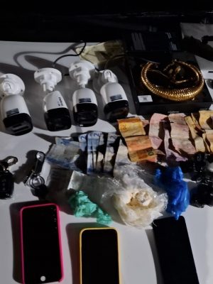 Policiais civis da 59ª Delegacia Interativa de Polícia (DIP) de Japurá (a 744 quilômetros de Manaus), com o apoio da Polícia Militar do Amazonas (PMAM) e da Guarda Civil Municipal (GCM), deflagraram, na quinta-feira (26/06), uma operação que resultou na prisão em flagrante de Railton Ferreira dos Santos considerado de alta periculosidade e já reincidente pelo crime de tráfico de drogas, além da apreensão de material utilizado na prática criminosa.