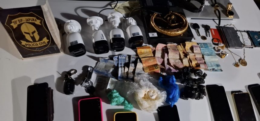 Policiais civis da 59ª Delegacia Interativa de Polícia (DIP) de Japurá (a 744 quilômetros de Manaus), com o apoio da Polícia Militar do Amazonas (PMAM) e da Guarda Civil Municipal (GCM), deflagraram, na quinta-feira (26/06), uma operação que resultou na prisão em flagrante de Railton Ferreira dos Santos considerado de alta periculosidade e já reincidente pelo crime de tráfico de drogas, além da apreensão de material utilizado na prática criminosa.
