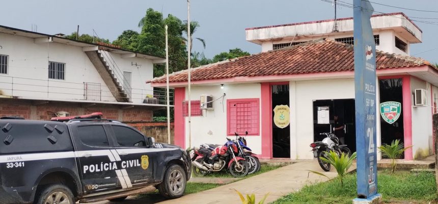 A Polícia Civil do Amazonas (PC-AM), por meio da 59ª Delegacia Interativa de Polícia (DIP) de Japurá (a 744 quilômetros de Manaus), com o apoio da Guarda Civil Municipal (GCM), prendeu, na tarde de terça-feira (07), um indivíduo de 18 anos investigado por estupro de vulnerável contra uma criança de nove anos, além de armazenamento de pornografia infantil e injúria racial. O autor se passava por jogador de ‘Free Fire’ para enviar conteúdo sexuais e mensagens racistas a crianças.